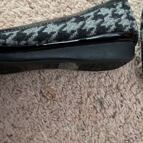 Naturalizer size 6.5 gray/black slip on shoe. - Picture 10 of 11